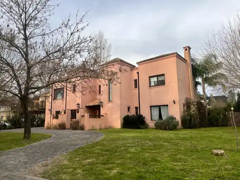 Casa en venta construida en dos plantas en el Barrio náutico San Isidro Labrador de Villanueva Tigre