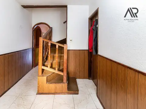 Casa 8 ambientes con 3 baños