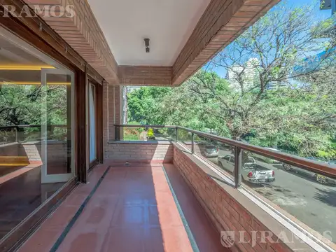 Barrio Parque. Semipiso con  2 cocheras fijas. Seg 24 hs.