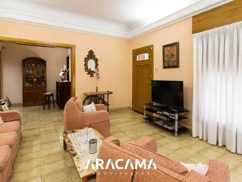Casa 8 ambientes con 3 baños