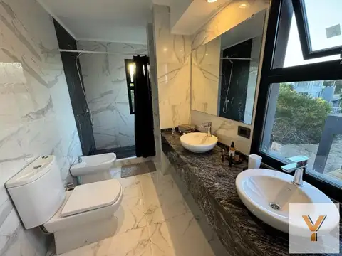 Casa 5 ambientes con 3 baños