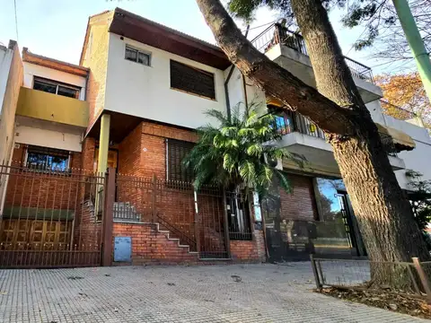 VENTA CASA AGRONOMIA 4 AMBIENTES COCHERA Y PATIO 