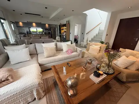 Casa 5 ambientes con 4 baños