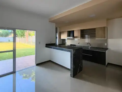 Casa 4 ambientes con 2 baños