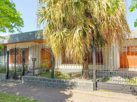 VENTA CASA DE 4 AMBIENTES EN LONGCHAMPS