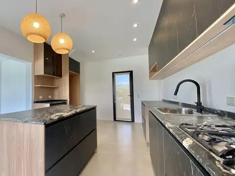 Casa en Venta con 4 cocheras