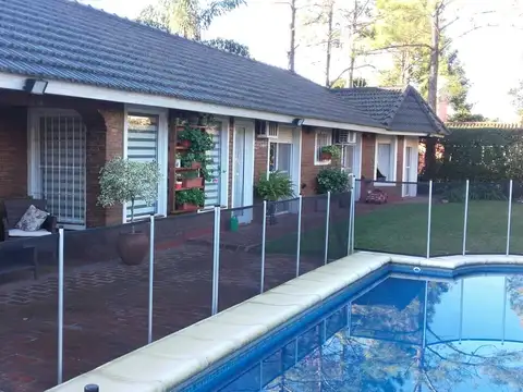 HERMOSA CASA EN BARRIO PRIVADO LOS ROSALES, TOMA DEPTOS. EN CAPITAL!!!