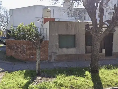 ¡Gran Oportunidad de Inversión en Banfield! Casa Sobre Lote Propio con Terraza y Patio!