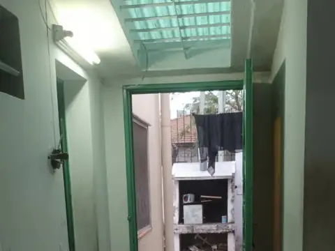 ¡Gran Oportunidad de Inversión en Banfield! Casa Sobre Lote Propio con Terraza y Patio!