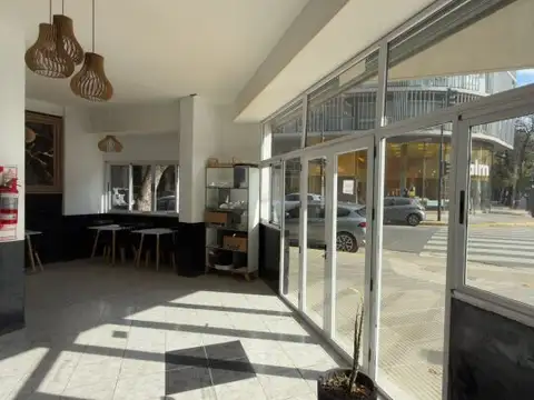 Alquiler Local en esquina de 171 m2 totales con subsuelo