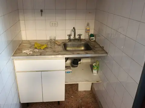 Galpón en alquiler de 650m2  con montacarga ubicado en Loma Hermosa 800