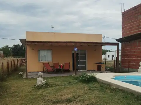 CASA CON PILETA EN BARRIO OASIS - SAN VICENTE