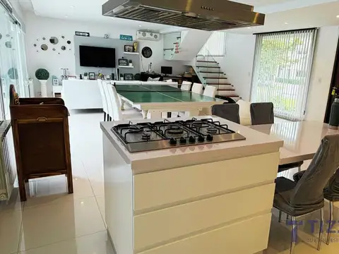Casa 5 ambientes con 4 baños