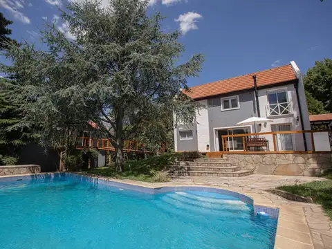 Casa con pileta y quincho en Sierra De Los Padres