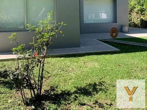 Casa en venta - 3 Dormitorios 2 Baños - Cocheras - 323Mts2 - Abasto, La Plata