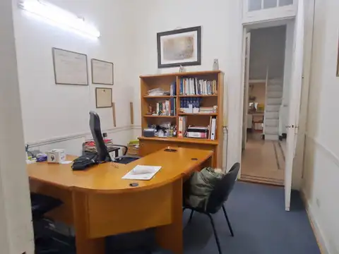 Semipiso clásico, patio doble altura y a metros del Obelisco
