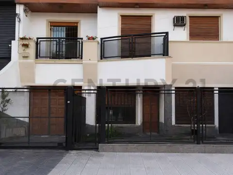 Chalet de categoría en dos plantas - Acepta Permuta - Apto crédito.