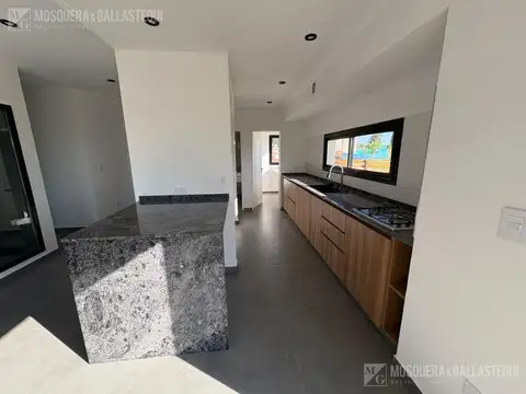 Casa 4 ambientes con 3 baños