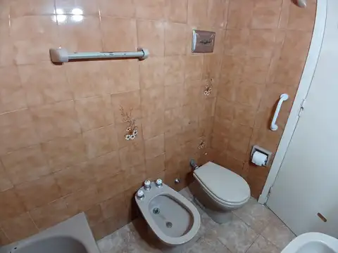 3 amb c / patio.PB-  a metros de Gob. Ugarte y 3 c/ de Av Maipú. Todos los medios de Locomoción.