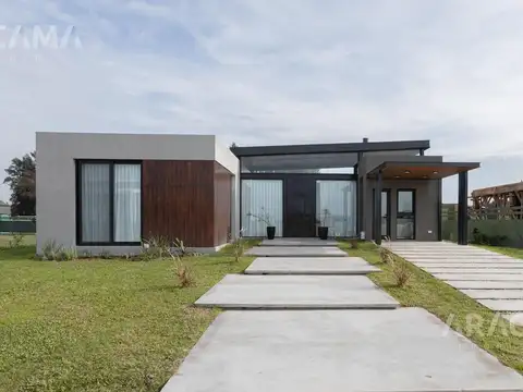 Casa en Venta Barrio Privado Lares de Canning