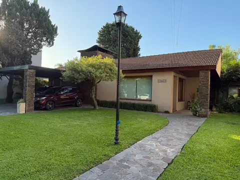 Adrogue VENTA chalet 4 dorm jardin 1458m2 piscina ubicacion