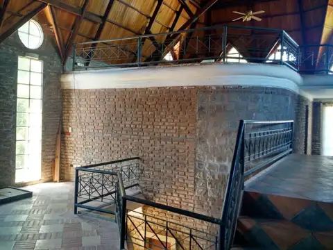 Venta de importante propiedad - 5 Dormitorios - Patio - La Florida