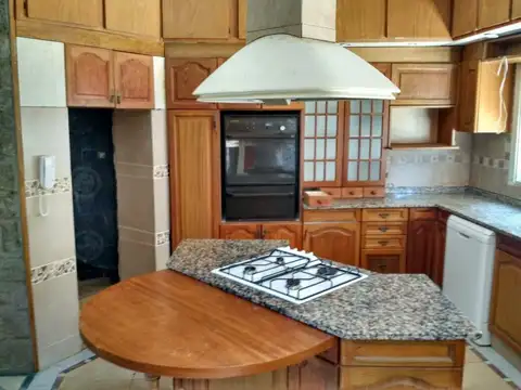 Venta de importante propiedad - 5 Dormitorios - Patio - La Florida