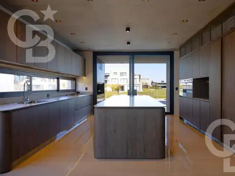 Casa en Alquiler con 4 cocheras