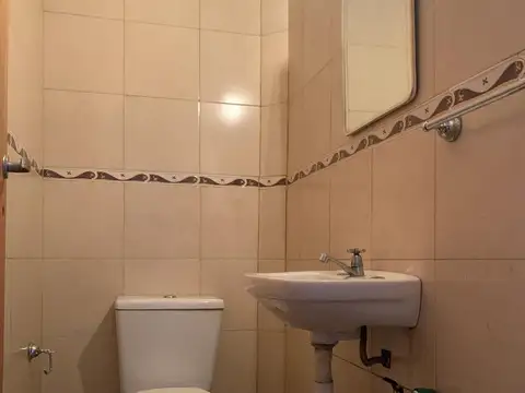 RESERVADO  LOCAL de 45m2 cub. a 5 cuadras de la Estación, zona bancaria y comercial!