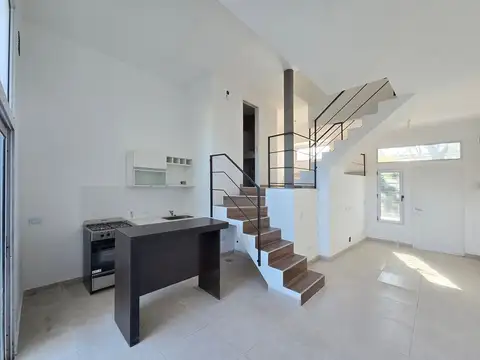 DUPLEX CASTELAR COCHERA 3 AMBIENTES PATIO LUMINOSO