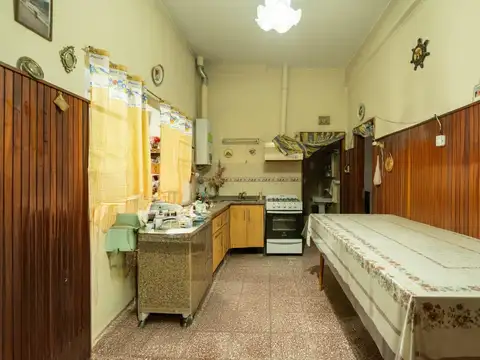 Venta exclusiva tres casas con local y galpon a la venta en La Tablada