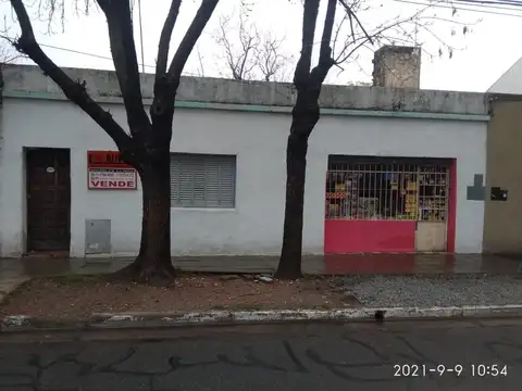 SOLIDA CASA CON LOCAL Y GRAN PARQUE