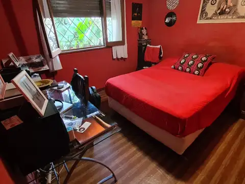 EN VENTA EN EL PALOMAR CHALET; 4 AMBIENTES 2 BAÑOS GARAGE, AMPLIO CON FONDO CON PILETA - FICHA 8623