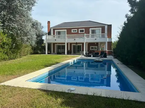 Casa de dos plantas en lote interno