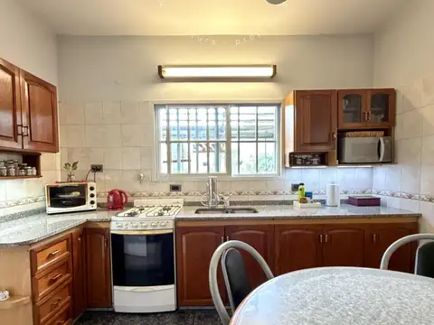 EXCELENTE CASA EN LOMAS DE 4 AMB, QUINCHO Y JARDIN