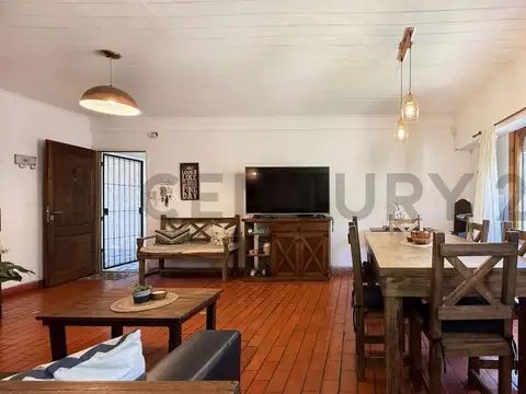 Juan José Valle 100, Piso 0