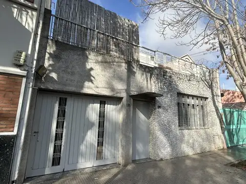 CASA 4 AMB. C/ GARAGE CUB. Y TERRAZA - FONDO LIBRE