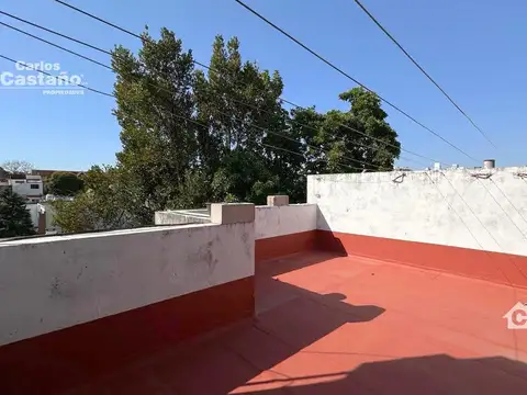 Depto. 2 Amb. Luminoso en Primer Piso por Escalera, a 2/c Av. Maipú