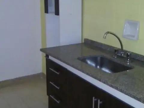 3 AMB. AL FTE CON BALCON. EXCEPCIONAL  UBICACIÓN. 1ER PISO POR ESC. BAJAS EXP.