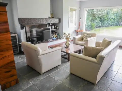 Casa 6 ambientes con 4 baños