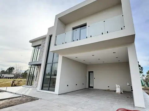 Casa 7 ambientes con 5 baños
