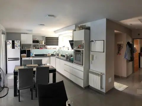 Casa en Venta con 3 cocheras