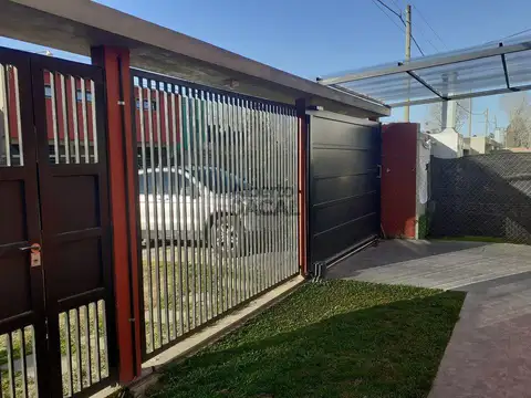 Casa 5 ambientes con 1 baño