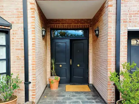 Casa en Venta con 2 cocheras