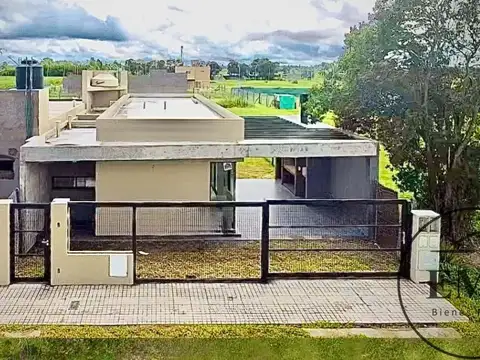 Casa en venta c/ cochera en Pueblo Esther - Financiación