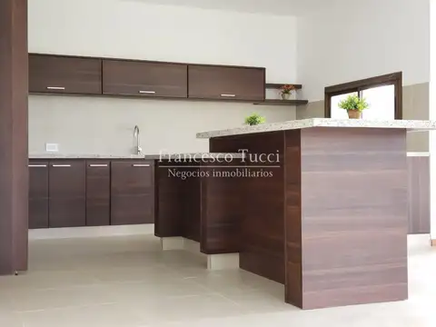 Casa 7 ambientes con 4 baños