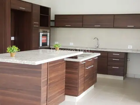 Casa en Alquiler con 14 cocheras