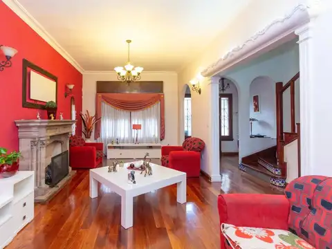 CASA 5 AMB. GARAGE 2 AUTOS PISCINA TERRAZA