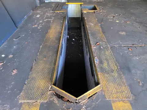 GRAN GALPON 10 MTS. FRENTE X 33 MTS. FONDO - MUY BUENA UBICACION - TECHO ALTO