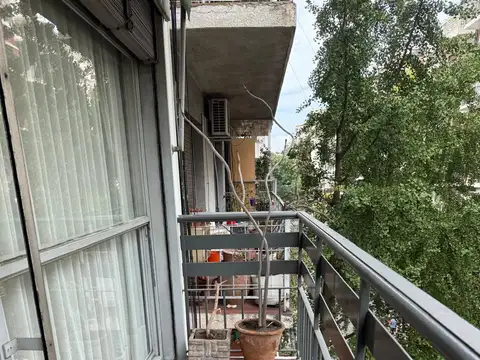 Piso 3 ambientes con dependencia. Balcón al frente. Muy luminoso. Caldera propia.